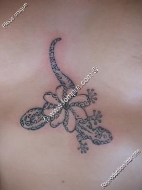 LEZARD AVEC UNE FEUR DE TIARE